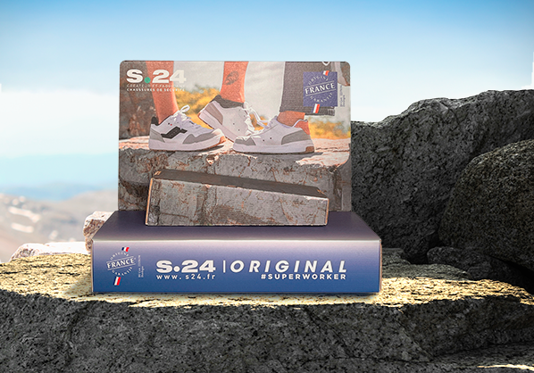Plv présentoir en carton personnalisé pour chaussures S.24, décor montagne avec visuel lifestyle et logo made in France